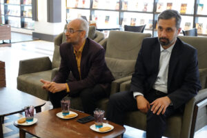 آقای باشعور و آقای اخباری در کافه کتاب مجتمع شهدای سلامت