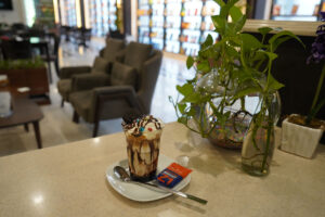 کافی شاپ و کافه کتاب مجتمع شهدای سلامت